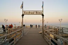 Eingang der Seebrücke Binz mit dem Schild „Seebad Binz“
