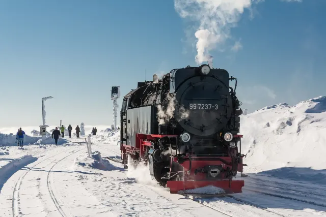 Dampflok der Brockenbahn im verschneiten Bahnhof auf dem Brocken